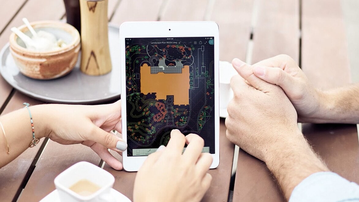 People using AutoCAD in a mobile environment.